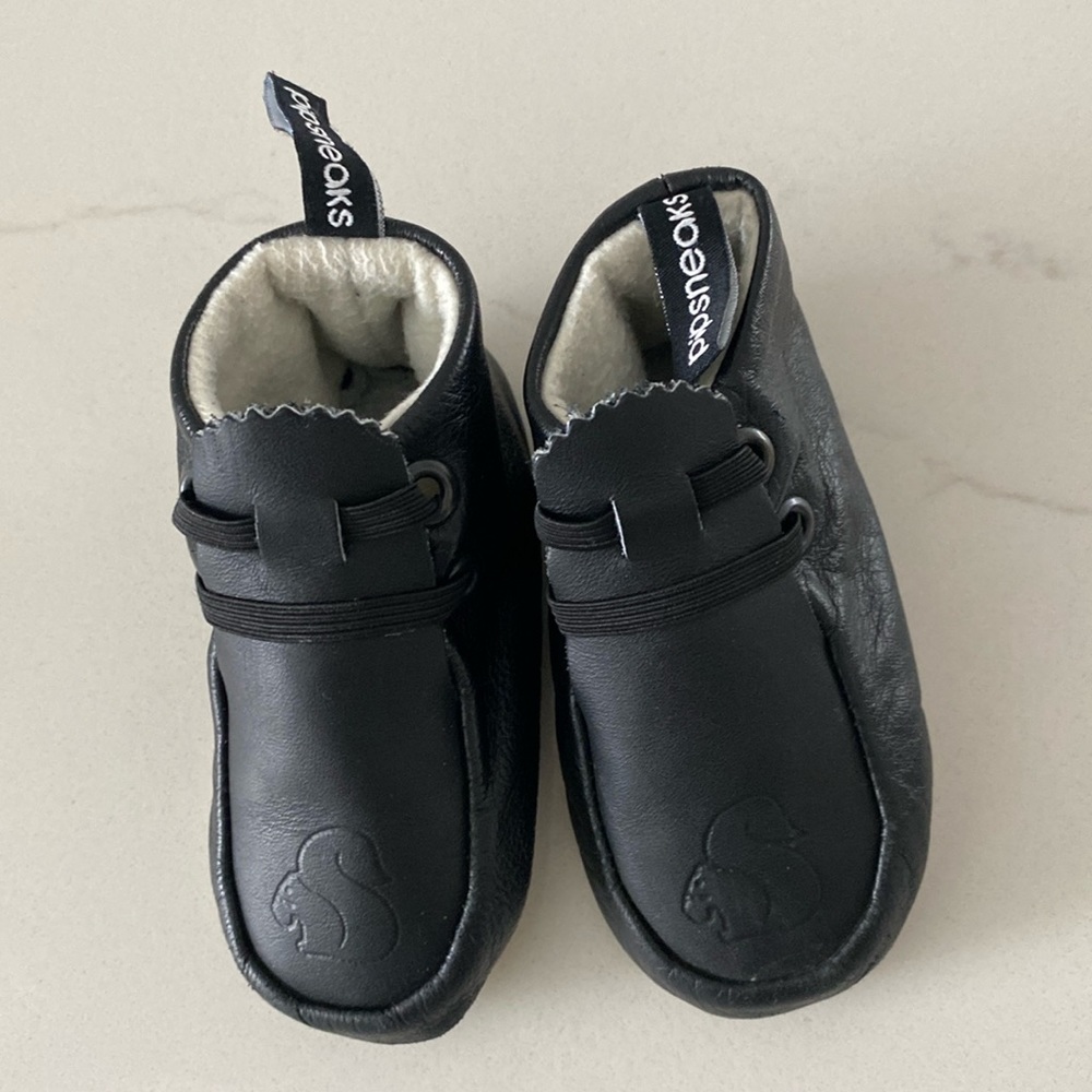 ⚫️ Pipsneaks ⚫️ soft soled sneakers - size 4